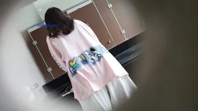 สาวเสื้อชมพูโดนส่องกีไปทีนึง